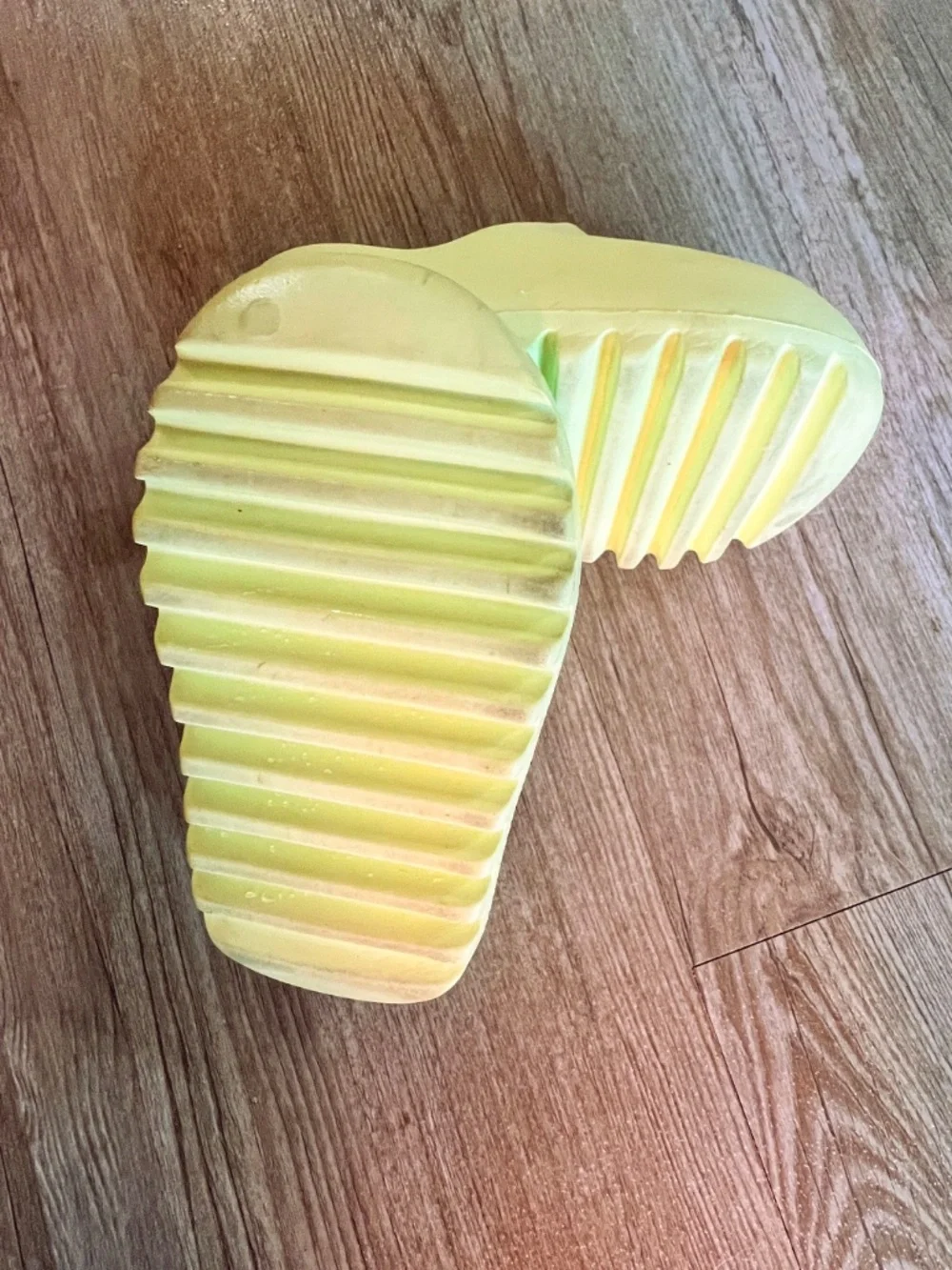 Adidas Yeezy Slide Glow Green | Size 3 | Gently worn | collectible - Picture 4 of 4